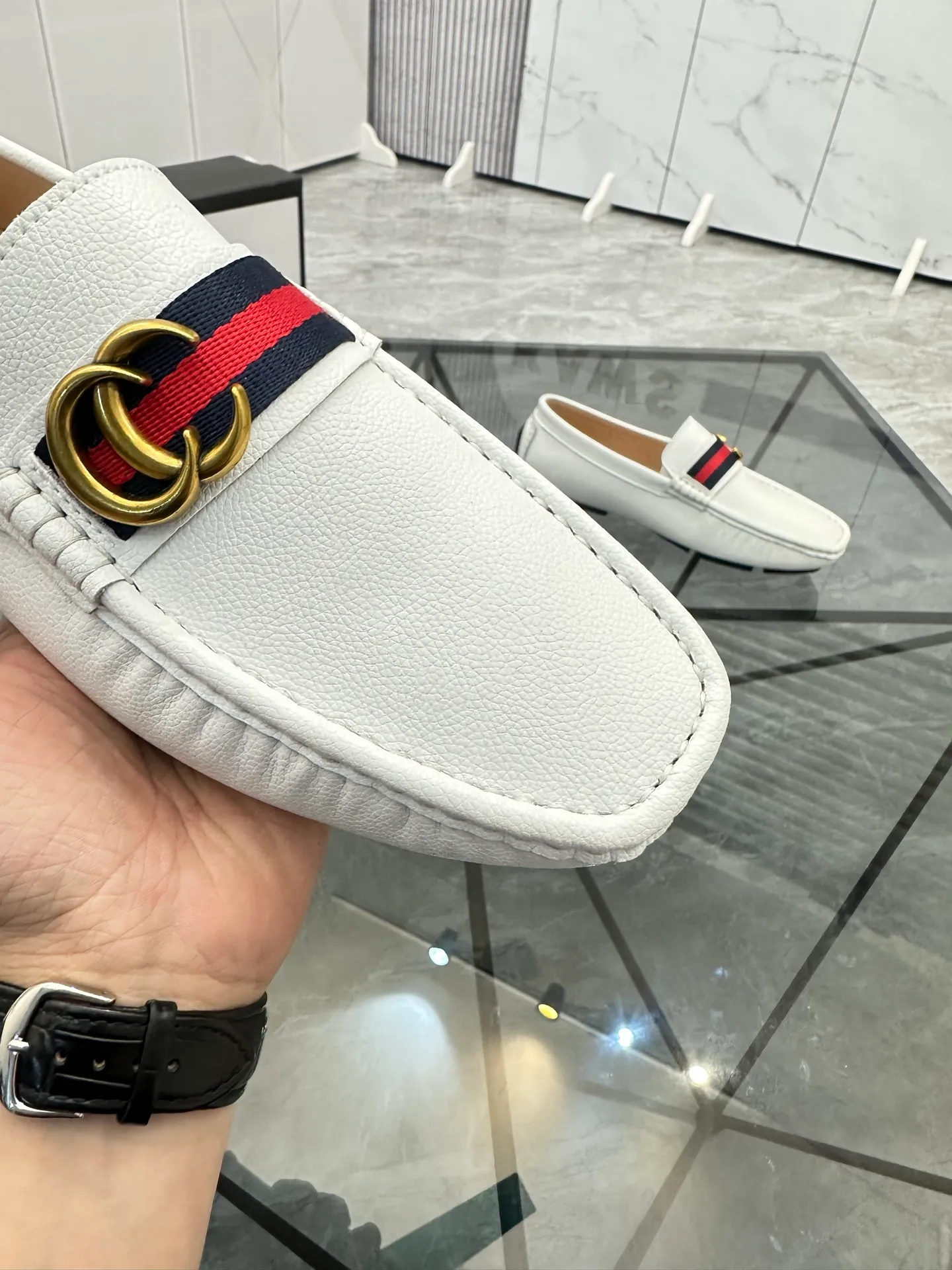 Men's shoes: 💰P400¥ Product trademark: Gucci* "Gucci*" Doudou shoes Regular size: 38-44 (can be customized to 45.46.) Product materials: imported cowhide upper, genuine leather lining, original outsole. No.: 0001